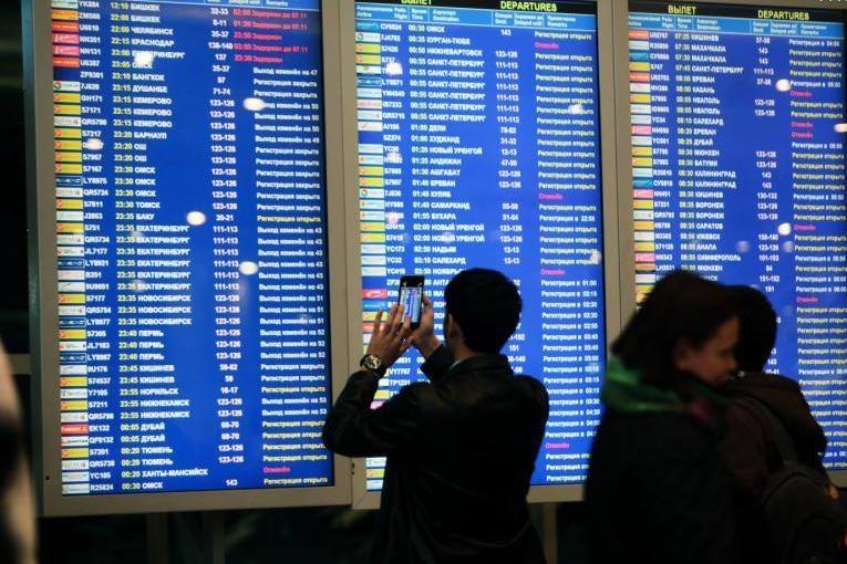 В аэропортах Москвы задерживаются более 30 рейсов.