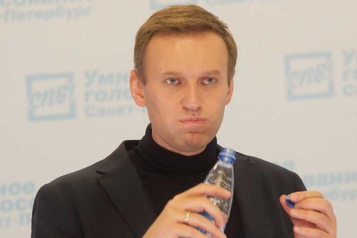 Алексея Навального госпитализировали с отравлением после экстренной посадки самолета в Омске. Он в реанимации