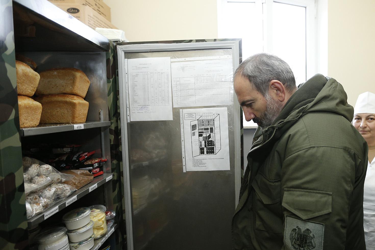 Это просто ужасно: Пашинян недоволен рационом солдат армянской армии