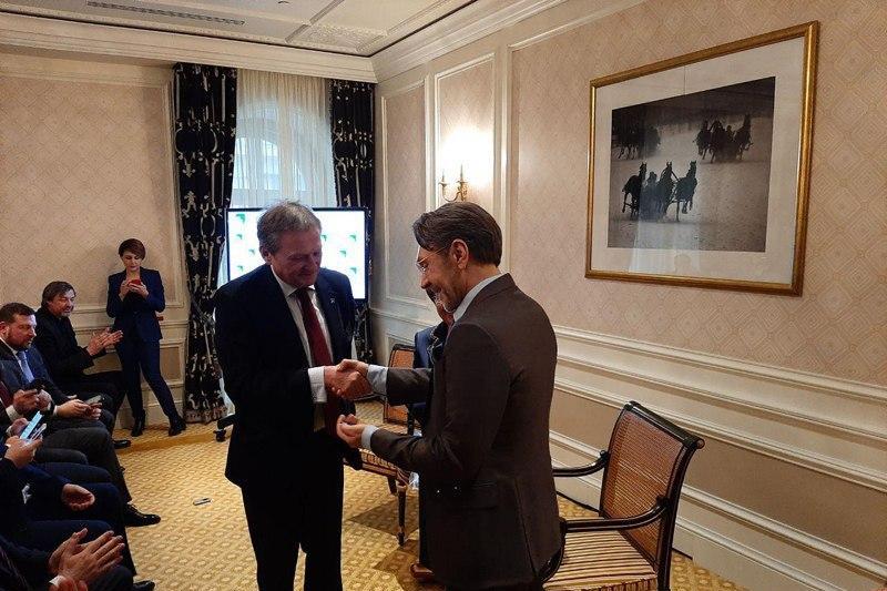 «Со мной будет явно веселее»: Шнурова приняли в «Партию Роста»