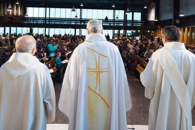В рядах французских католиков выявлены тысячи священников-педофилов: расследование 