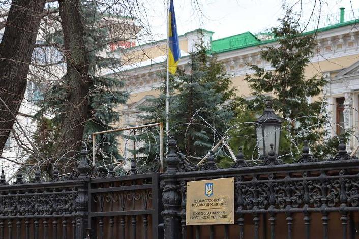 С украинского посольства в Москве сняли флаг и табличку