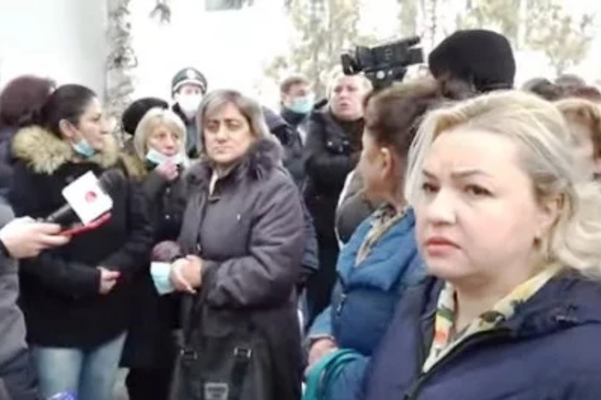 «Ասել են՝ դիմում գրեք, ազատվեք»․ Ինֆեկցիոնի մի քանի տասնյակ աշխատակիցներ բողոքի ակցիա են իրականացրել  