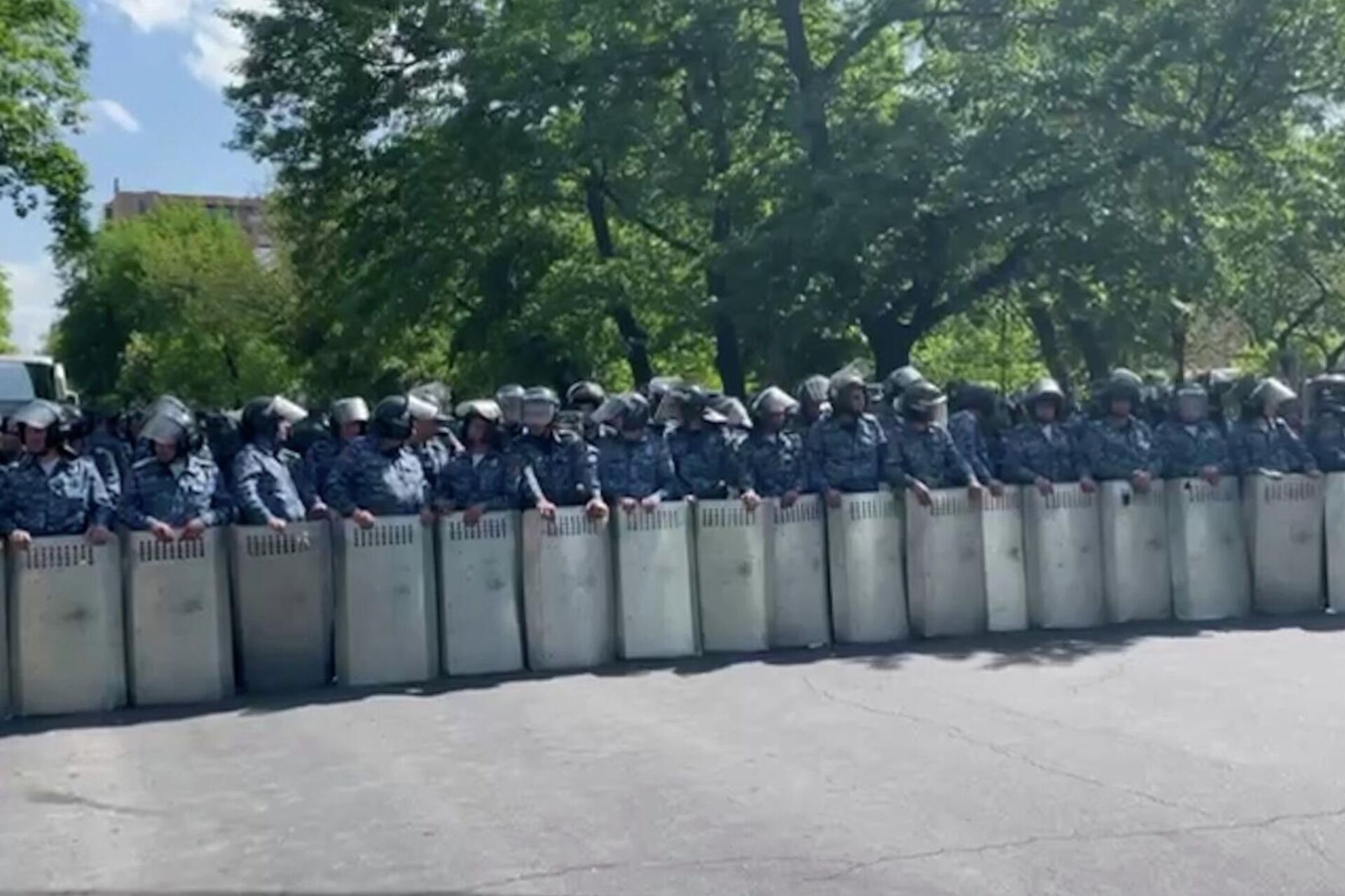 ԱԺ շենքի մոտ վահան-սաղավարտներով ոստիկանական մեծաթիվ ուժեր են, ԱԺ բակում՝ լուսաձայնային նռնակներ․ ԱԺ-Կառավարություն հարցուպատասխանի ժամն է