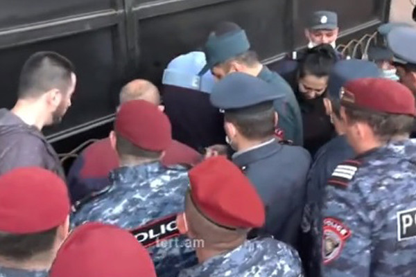 Граждане приковали себя цепями к воротам здания правительства. Есть задержанные
