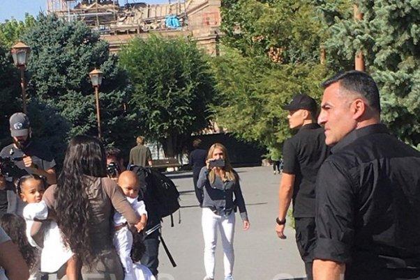 Ким и Кортни Кардашян крестили своих детей в Эчмиадзине