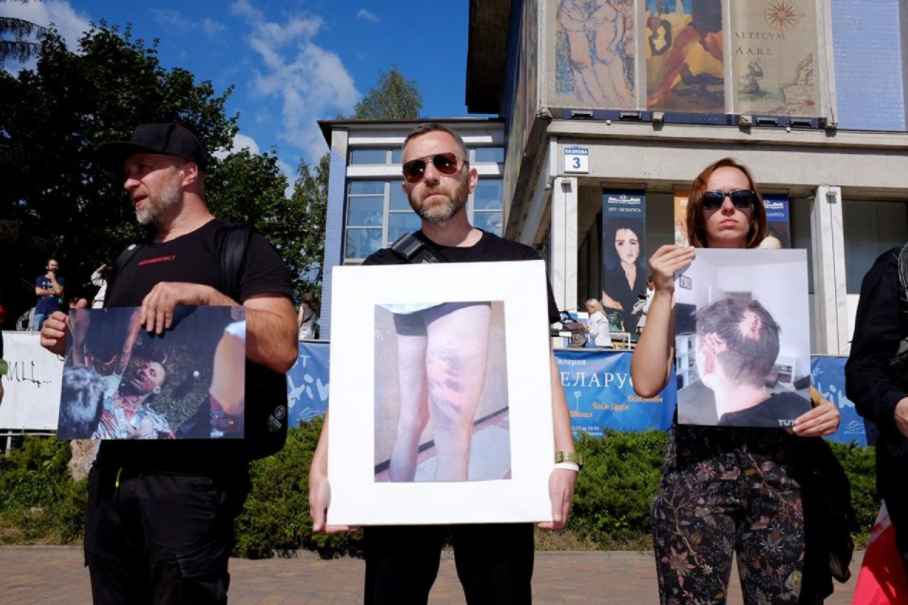 В знак протеста против нечестных выборов и подавления мирных митингов: белорусские художники провели акцию «Искусство режима»