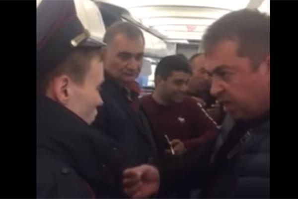 Пассажиры рейса Ростов-на-Дону – Ереван вступились за соотечественника, которого выдворяли с самолета 